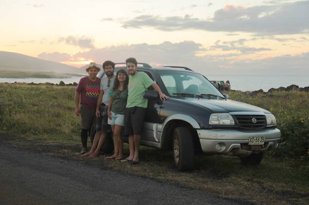 <strong><a href="https://viajeaqui.abril.com.br/cidades/chile-ilha-de-pascoa" rel="Ilha de Páscoa " target="_blank">Ilha de Páscoa </a>- <a href="https://viajeaqui.abril.com.br/paises/chile" rel="Chile" target="_blank">Chile</a></strong> Novos amigos naturalmente fazem parte do roteiro. O jeito mais fácil de percorrer a Ilha de Páscoa é de carro. Para o esquema ficar mais barato, Tainá e Marcelo dividiram o aluguel do carro com um brasileiro e um chileno que conheceram no hostel. Hoje todos são grandes amigos <strong><a href="https://viajeaqui.abril.com.br/cidades/chile-ilha-de-pascoa" rel="Ilha de Páscoa " target="_blank">Ilha de Páscoa </a>- <a href="https://viajeaqui.abril.com.br/paises/chile" rel="Chile" target="_blank">Chile</a></strong> Novos amigos naturalmente fazem parte do roteiro. O jeito mais fácil de percorrer a Ilha de Páscoa é de carro. Para o esquema ficar mais barato, Tainá e Marcelo dividiram o aluguel do carro com um brasileiro e um chileno que conheceram no hostel. Hoje todos são grandes amigos