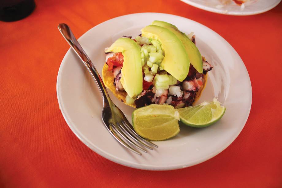 Tostada (baratíssima) do Mariscos El Guero, no centro de Puerto Vallarta