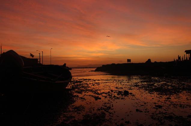 <strong>Agrupación de Turismo Delfines - Caleta Chañaral de Aceituno, <a href="https://viajeaqui.abril.com.br/paises/chile" rel="Chile" target="_blank">Chile</a></strong> “Acordávamos aos sons das gaivotas, das ondas do mar e do vento. Era uma sensação tocante. As pessoas foram um caso a parte. Praticamente todos os dias éramos convidados a fazer as refeição na casa de um. Ficávamos horas e horas ouvindo as histórias da Caleta e falando sobre nós e nossos planos.” <strong>Agrupación de Turismo Delfines - Caleta Chañaral de Aceituno, <a href="https://viajeaqui.abril.com.br/paises/chile" rel="Chile" target="_blank">Chile</a></strong> “Acordávamos aos sons das gaivotas, das ondas do mar e do vento. Era uma sensação tocante. As pessoas foram um caso a parte. Praticamente todos os dias éramos convidados a fazer as refeição na casa de um. Ficávamos horas e horas ouvindo as histórias da Caleta e falando sobre nós e nossos planos.”