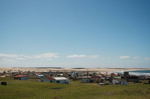 <strong>Cabo Polônio</strong>, no <a href="https://viajeaqui.abril.com.br/paises/uruguai" rel="Uruguai" target="_blank"><strong>Uruguai</strong></a>, já começou surpreendendo o casal. Este foi o primeiro lugar inóspito (são cerca de 40 habitantes fixos) que eles visitaram após sair do Brasil. <strong>Cabo Polônio</strong>, no <a href="https://viajeaqui.abril.com.br/paises/uruguai" rel="Uruguai" target="_blank"><strong>Uruguai</strong></a>, já começou surpreendendo o casal. Este foi o primeiro lugar inóspito (são cerca de 40 habitantes fixos) que eles visitaram após sair do Brasil.