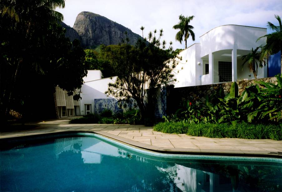 <strong>2. <a href="https://viajeaqui.abril.com.br/estabelecimentos/br-rj-rio-de-janeiro-atracao-instituto-moreira-salles-001" rel="INSTITUTO MOREIRA SALLES" target="_blank">INSTITUTO MOREIRA SALLES</a></strong> (4,1 km)Se estiver a pé, pegue um táxi ou Uber para subir a Rua Marquês de São Vicente. O centro cultural ocupa a elegante mansão modernista que serviu de residência à família Moreira Salles. Além das exposições temporárias (confira a programação; há sempre alguma mostra interessante rolando), o barato aqui é admirar os detalhes arquitetônicos da casa, incluindo um painel de Burle Marx, no jardim, projetado pelo próprio paisagista – e circundado pela <a href="https://viajeaqui.abril.com.br/estabelecimentos/br-rj-rio-de-janeiro-atracao-parque-nacional-da-tijuca" rel="Floresta da Tijuca" target="_blank">Floresta da Tijuca</a>.<em>Rua Marquês de São Vicente, 476 (Gávea), 3284-7400, desde R$ 22</em> <strong>2. <a href="https://viajeaqui.abril.com.br/estabelecimentos/br-rj-rio-de-janeiro-atracao-instituto-moreira-salles-001" rel="INSTITUTO MOREIRA SALLES" target="_blank">INSTITUTO MOREIRA SALLES</a></strong> (4,1 km)Se estiver a pé, pegue um táxi ou Uber para subir a Rua Marquês de São Vicente. O centro cultural ocupa a elegante mansão modernista que serviu de residência à família Moreira Salles. Além das exposições temporárias (confira a programação; há sempre alguma mostra interessante rolando), o barato aqui é admirar os detalhes arquitetônicos da casa, incluindo um painel de Burle Marx, no jardim, projetado pelo próprio paisagista – e circundado pela <a href="https://viajeaqui.abril.com.br/estabelecimentos/br-rj-rio-de-janeiro-atracao-parque-nacional-da-tijuca" rel="Floresta da Tijuca" target="_blank">Floresta da Tijuca</a>.<em>Rua Marquês de São Vicente, 476 (Gávea), 3284-7400, desde R$ 22</em>