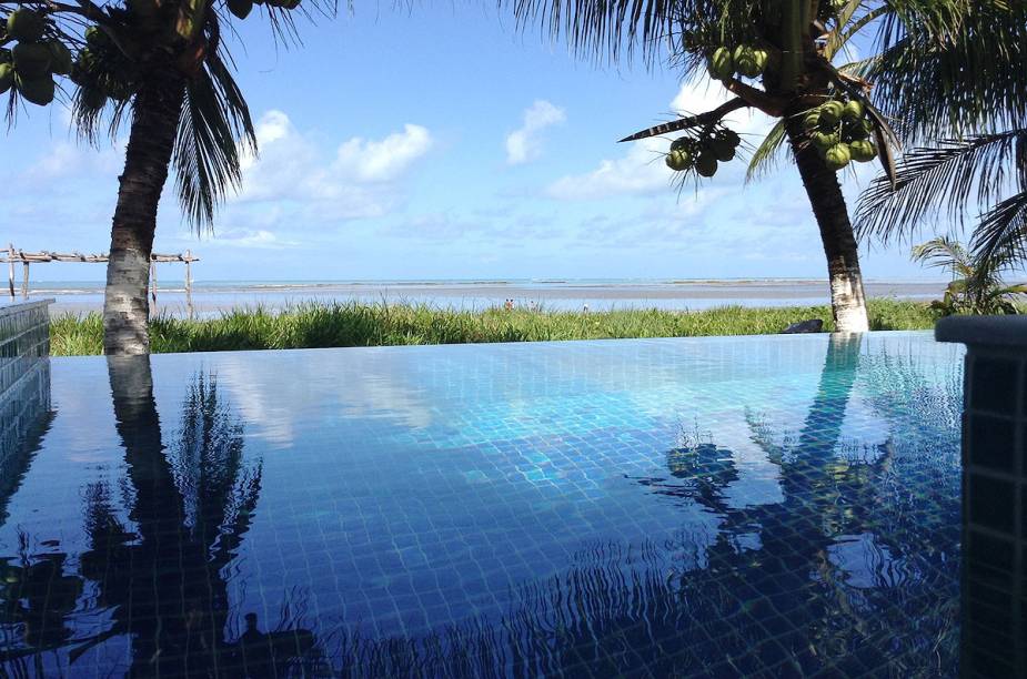 Maragogi por si só já é um show para os turistas com seu belo litoral e suas piscinas naturais. Dentro da pousada, a piscina infinita fica de frente para o mar azul que caracteriza a região. A comida é outro ponto que se destaca por aqui <em><a href="https://www.booking.com/hotel/br/praiagogi.pt-br.html?aid=332455&label=viagemabril-as-piscinas-mais-incriveis-do-mundo" target="_blank">Veja os preços da Praiagogi Boutique Pousada no Booking.com</a></em>