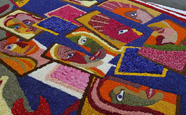 <strong>Spello (Itália)</strong>Em Spello, na <a href="https://viajeaqui.abril.com.br/paises/italia" rel="Itália" target="_blank">Itália</a>, cerca de 40 mil pessoas são esperadas para assistir a Infiorata de Corpus Christi. Neste período, a cidade fica mais vibrante, colorida e perfumada com os tapetes floridos confeccionados por artistas locais, que desenham cenas do Antigo e Novo Testamento em quase 2 mil metros quadrados. Ao explorar o apertado centro medieval a pé, não deixe de visitar a igreja Santa Maria Maggiore, onde há um célebre ciclo de afrescos de Pinturicchio, um dos principais pintores da Renascença. Há outras obras de arte ao lado esquerdo da capela na excelente Pinacoteca Civica (Piazza Giacomo Matteotti, 10). <strong>Spello (Itália)</strong>Em Spello, na <a href="https://viajeaqui.abril.com.br/paises/italia" rel="Itália" target="_blank">Itália</a>, cerca de 40 mil pessoas são esperadas para assistir a Infiorata de Corpus Christi. Neste período, a cidade fica mais vibrante, colorida e perfumada com os tapetes floridos confeccionados por artistas locais, que desenham cenas do Antigo e Novo Testamento em quase 2 mil metros quadrados. Ao explorar o apertado centro medieval a pé, não deixe de visitar a igreja Santa Maria Maggiore, onde há um célebre ciclo de afrescos de Pinturicchio, um dos principais pintores da Renascença. Há outras obras de arte ao lado esquerdo da capela na excelente Pinacoteca Civica (Piazza Giacomo Matteotti, 10).