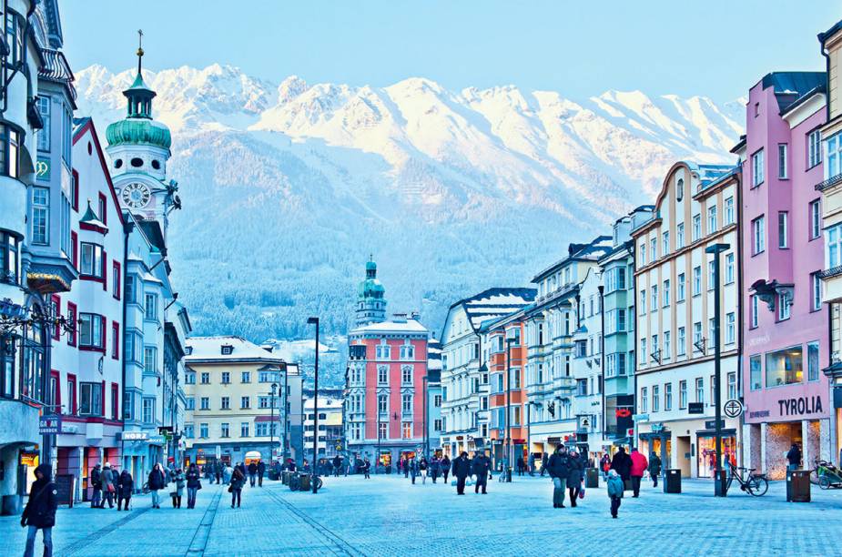 <strong>5. <a href="https://viajeaqui.abril.com.br/materias/innsbruck-a-cidade-urbana-do-esqui" rel="Innsbruck, na Áustria" target="_blank">Innsbruck, na Áustria</a></strong> A ruazona Maria-Theresien, na segunda maior cidade dos Alpes, concentra o melhor do comércio modernoso. Para quem sente saudade da vida urbana, aqui tem até trânsito movimentado! <strong>5. <a href="https://viajeaqui.abril.com.br/materias/innsbruck-a-cidade-urbana-do-esqui" rel="Innsbruck, na Áustria" target="_blank">Innsbruck, na Áustria</a></strong> A ruazona Maria-Theresien, na segunda maior cidade dos Alpes, concentra o melhor do comércio modernoso. Para quem sente saudade da vida urbana, aqui tem até trânsito movimentado!