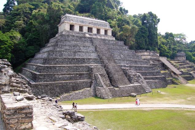 <strong>5. Templo das Inscrições – Palenque – México </strong>Localizado no sítio arqueológico de Palenque, no estado de Chiapas no sul do México, o Templo tem grande importância devido aos hieróglifos maias encontrados em seu interior, o maior texto maia conservado até hoje. Nas tábuas de hieróglifos podemos ver a história do rei K’inich Janaab’ Pakal e seu filho K’inich Kan B’alam II contada em ricos detalhes. O monumento foi construído por Pakal e finalizado por seu filho quando seu pai morreu.A pirâmide tem 22,8 metros de altura e uma tumba secreta do rei Pakal localizada a 1,5 metro abaixo do solo, que tem acesso por uma escada que desce do alto da pirâmide que só foi descoberta em 1952 pelo arqueólogo mexicano Alberto Ruz Lhuillier <strong>5. Templo das Inscrições – Palenque – México </strong>Localizado no sítio arqueológico de Palenque, no estado de Chiapas no sul do México, o Templo tem grande importância devido aos hieróglifos maias encontrados em seu interior, o maior texto maia conservado até hoje. Nas tábuas de hieróglifos podemos ver a história do rei K’inich Janaab’ Pakal e seu filho K’inich Kan B’alam II contada em ricos detalhes. O monumento foi construído por Pakal e finalizado por seu filho quando seu pai morreu.A pirâmide tem 22,8 metros de altura e uma tumba secreta do rei Pakal localizada a 1,5 metro abaixo do solo, que tem acesso por uma escada que desce do alto da pirâmide que só foi descoberta em 1952 pelo arqueólogo mexicano Alberto Ruz Lhuillier