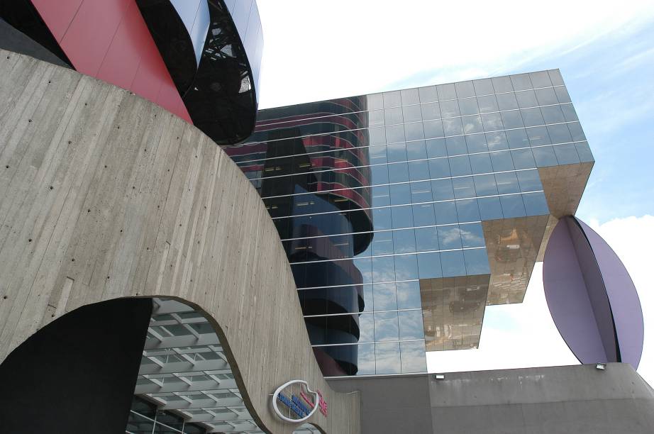 <strong>7. <a href="https://viajeaqui.abril.com.br/estabelecimentos/br-sp-sao-paulo-atracao-instituto-tomie-ohtake" rel="Instituto Tomie Ohtake:" target="_blank">Instituto Tomie Ohtake</a></strong>    O arquiteto Ruy Ohtake deixou sua marca em Pinheiros com este prédio cor-de-rosa de formato curioso. Aqui ficam cinco salas de exposições, com programação que abrange artes visuais, design e fotografia <strong>7. <a href="https://viajeaqui.abril.com.br/estabelecimentos/br-sp-sao-paulo-atracao-instituto-tomie-ohtake" rel="Instituto Tomie Ohtake:" target="_blank">Instituto Tomie Ohtake</a></strong>    O arquiteto Ruy Ohtake deixou sua marca em Pinheiros com este prédio cor-de-rosa de formato curioso. Aqui ficam cinco salas de exposições, com programação que abrange artes visuais, design e fotografia