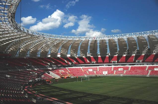 <a href="https://viajeaqui.abril.com.br/estabelecimentos/br-rs-porto-alegre-atracao-estadio-beira-rio" rel="Beira-Rio – Porto Alegre:" target="_blank"><strong>Beira-Rio – Porto Alegre:</strong></a>O nome faz jus ao lugar. Uma área do rio Guaíba foi aterrada e doada ao Sport Club Internacional para a construção de seu estádio, que começou em 1959. As obras, iniciadas em 2011, mantiveram a maior parte da estrutura original, que, agora, conta com arquibancadas modernas, áreas vips e novos sistemas hidráulico e elétrico. <a href="https://viajeaqui.abril.com.br/estabelecimentos/br-rs-porto-alegre-atracao-estadio-beira-rio" rel="Beira-Rio – Porto Alegre:" target="_blank"><strong>Beira-Rio – Porto Alegre:</strong></a>O nome faz jus ao lugar. Uma área do rio Guaíba foi aterrada e doada ao Sport Club Internacional para a construção de seu estádio, que começou em 1959. As obras, iniciadas em 2011, mantiveram a maior parte da estrutura original, que, agora, conta com arquibancadas modernas, áreas vips e novos sistemas hidráulico e elétrico.
