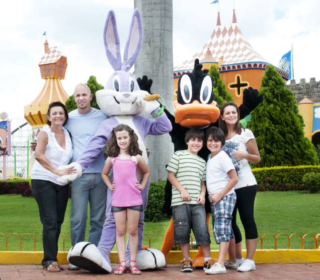 Looney Tunes interagem com o público no Hopi Hari Looney Tunes interagem com o público no Hopi Hari