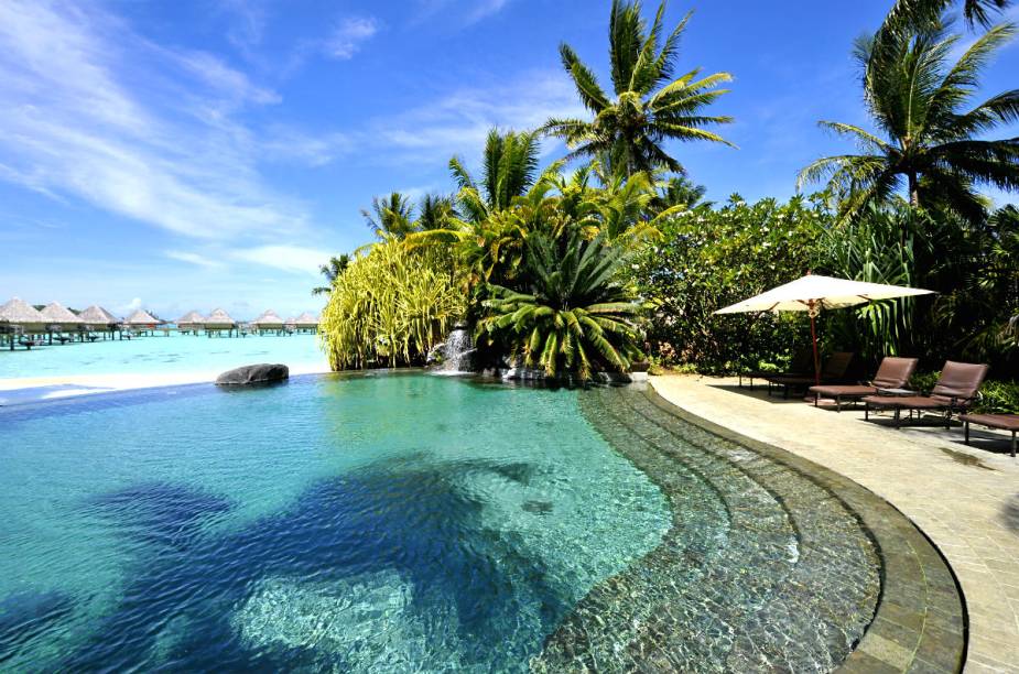 O <a href="https://www.booking.com/hotel/pf/intercontinental-bora-bora-le-moana-resort.pt-br.html?aid=332455&label=viagemabril-hoteisflutuantes" rel="hotel" target="_blank">hotel</a> tem muitos tesouros polinésios para oferecer, como mostras de artesanato local com chapéus, cestas e tapetes feitos de folhas de coqueiro, por exemplo. 