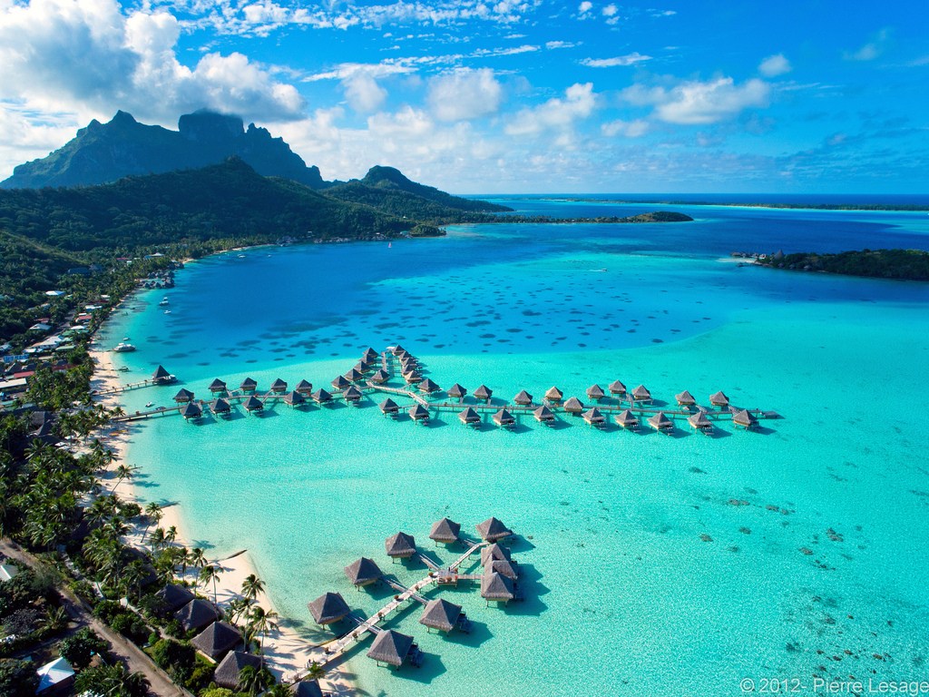 Imagem cl&aacute;ssica da <a href="https://beta-develop.viagemeturismo.abril.com.br/paises/polinesia-francesa-3/">Polin&eacute;sia Francesa</a>, com seus bangal&ocirc;s sobre as lagunas dos at&oacute;is
