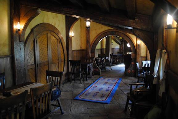 As clássicas portas redondinhas abrem espaço para o mundo de J.R.R. Tolkien As clássicas portas redondinhas abrem espaço para o mundo de J.R.R. Tolkien