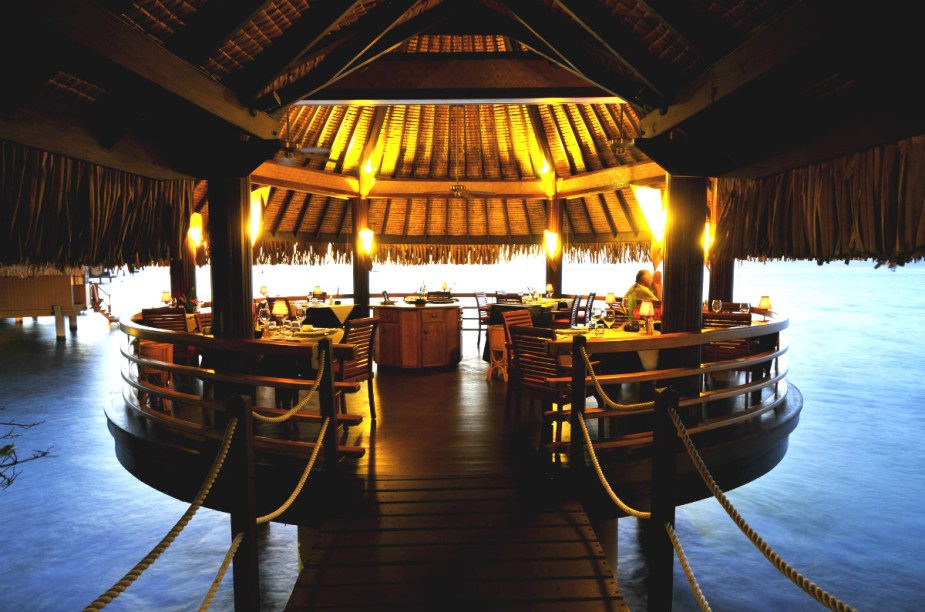O <a href="https://www.booking.com/hotel/pf/intercontinental-tahiti-resort.pt-br.html?aid=332455&label=viagemabril-hoteisflutuantes" rel="hotel" target="_blank">hotel</a> ainda tem restaurantes flutuantes, bares molhados e até bares com música ao vivo e jantares dançantes, considerados os melhores do Taiti.