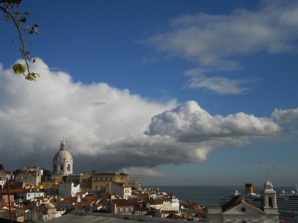 Vista do Tejo a partir da S&eacute;, Lisboa, Portugal