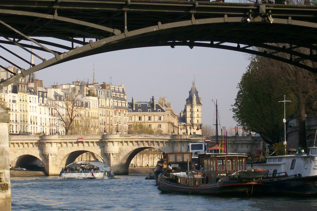 Passeio de barco em Paris, Fran&ccedil;a