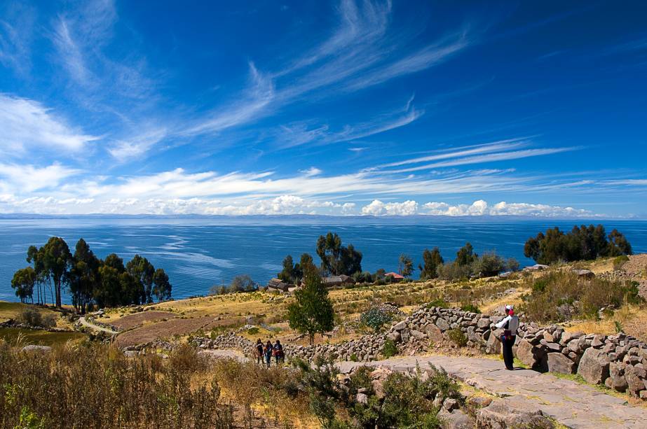 Com uma população de aproximadamente 2200 habitantes, a ilha localizada às margens do Lago Titicaca, na fronteira com a <a href="https://viajeaqui.abril.com.br/paises/bolivia" target="_blank">Bolívia</a>, é cercada por um solo e marcada por um clima favoráveis à prática da agricultura. Anteriormente habitada pelos incas, a região ainda abriga alguns sítios arqueológicos e foi uma das últimas no Peru a ser tomada pelos espanhois durante o século 16. Taquile é, ainda, conhecida pela produção e comercialização de vestimantas tradicionais peruanas tombadas como Patrimônio Cultural da Unesco