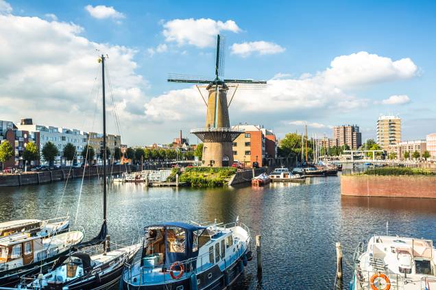 <strong>Roterdã – <a href="https://viajeaqui.abril.com.br/paises/holanda" rel="Holanda" target="_blank">Holanda</a></strong> Através do Programa de Sustentabilidade de Roterdã, a prefeitura lançou-se à ambição de tornar a cidade limpa, verde e saudável, com sustentabilidade contribuindo para uma economia forte. Um orçamento de 31 milhões de euros foi estipulado para melhorar a qualidade do ar, reduzir o barulho e as emissões de carbono pela metade até 2025 <strong>Roterdã – <a href="https://viajeaqui.abril.com.br/paises/holanda" rel="Holanda" target="_blank">Holanda</a></strong> Através do Programa de Sustentabilidade de Roterdã, a prefeitura lançou-se à ambição de tornar a cidade limpa, verde e saudável, com sustentabilidade contribuindo para uma economia forte. Um orçamento de 31 milhões de euros foi estipulado para melhorar a qualidade do ar, reduzir o barulho e as emissões de carbono pela metade até 2025