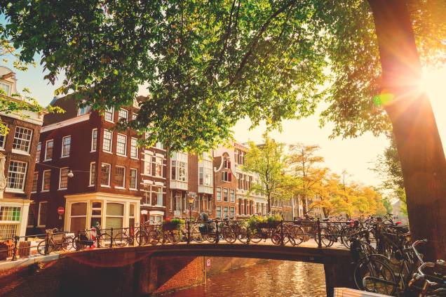 <a href="https://viajeaqui.abril.com.br/cidades/holanda-amsterda" rel="Amsterdã – Holanda" target="_blank"><strong>Amsterdã</strong></a><strong> – <a href="https://viajeaqui.abril.com.br/paises/holanda" rel="Holanda" target="_blank">Holanda</a></strong> Amsterdã é uma cidade que encoraja investimentos em iniciativas sustentáveis, que produzem como "lixo" materiais que podem ser reaproveitados, e pesquisas em prol do meio ambiente sem perder o foco na lucratividade e desenvolvimento sustentável. Transporte movido a eletricidade vem crescendo na região e diversas empresas têm desenvolvido produtos verdes que fazem a diferença não só na Holanda, mas também no mundo todo <a href="https://viajeaqui.abril.com.br/cidades/holanda-amsterda" rel="Amsterdã – Holanda" target="_blank"><strong>Amsterdã</strong></a><strong> – <a href="https://viajeaqui.abril.com.br/paises/holanda" rel="Holanda" target="_blank">Holanda</a></strong> Amsterdã é uma cidade que encoraja investimentos em iniciativas sustentáveis, que produzem como "lixo" materiais que podem ser reaproveitados, e pesquisas em prol do meio ambiente sem perder o foco na lucratividade e desenvolvimento sustentável. Transporte movido a eletricidade vem crescendo na região e diversas empresas têm desenvolvido produtos verdes que fazem a diferença não só na Holanda, mas também no mundo todo