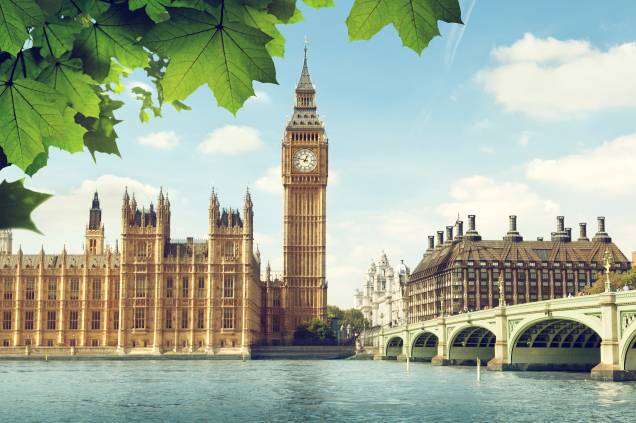 <a href="https://viajeaqui.abril.com.br/cidades/reino-unido-londres" rel="Londres – Inglaterra" target="_blank"><strong>Londres</strong></a><strong> – <a href="https://viajeaqui.abril.com.br/paises/reino-unido" rel="Inglaterra" target="_blank">Inglaterra</a></strong> Em 1957, o rio Tâmisa, que corta a cidade, foi considerado biologicamente morto, da mesma forma que vários rios urbanos brasileiros. Investimentos pesados na limpeza da bacia desde a década de 1960 fazem com que o rio seja hoje um exemplo de recuperação! Atualmente, vivem nele cerca de 125 espécies de peixes e mais de 400 espécies de invertebrados. Porém ainda há muito para ser feito pela cidade. Londres tem reduzido seus investimentos em infraestrutura nos últimos anos e está lutando para atender às demandas da população já existentes, sem falar no impacto de seu crescimento <a href="https://viajeaqui.abril.com.br/cidades/reino-unido-londres" rel="Londres – Inglaterra" target="_blank"><strong>Londres</strong></a><strong> – <a href="https://viajeaqui.abril.com.br/paises/reino-unido" rel="Inglaterra" target="_blank">Inglaterra</a></strong> Em 1957, o rio Tâmisa, que corta a cidade, foi considerado biologicamente morto, da mesma forma que vários rios urbanos brasileiros. Investimentos pesados na limpeza da bacia desde a década de 1960 fazem com que o rio seja hoje um exemplo de recuperação! Atualmente, vivem nele cerca de 125 espécies de peixes e mais de 400 espécies de invertebrados. Porém ainda há muito para ser feito pela cidade. Londres tem reduzido seus investimentos em infraestrutura nos últimos anos e está lutando para atender às demandas da população já existentes, sem falar no impacto de seu crescimento