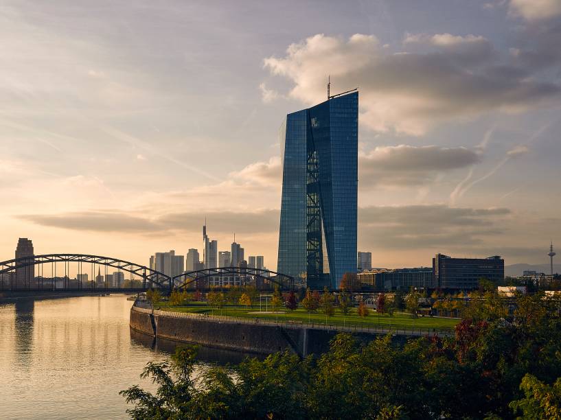 <a href="https://viajeaqui.abril.com.br/cidades/alemanha-frankfurt/" rel="Frankfurt – Alemanha" target="_blank"><strong>Frankfurt</strong></a><strong> – <a href="https://viajeaqui.abril.com.br/paises/alemanha" rel="Alemanha" target="_blank">Alemanha</a></strong>                                A cidade que é sede do Euro e reconhecida como um dos principais centros financeiros do mundo é também a urbe mais sustentável, de acordo com o Sustainable Cities Index. Há 25 anos, a cidade criou sua própria agência energética e começou a investir em produção de energia renovável produzida localmente. A cidade tem a meta de reduzir 10% das emissões de CO2 a cada 5 anos, o que resultará em um corte de 50% em 2030. Para realizar essa redução, a prefeitura investe em aumento de eficiência energética e redução de demanda residencial, comercial e nos setores de transporte e comunicações