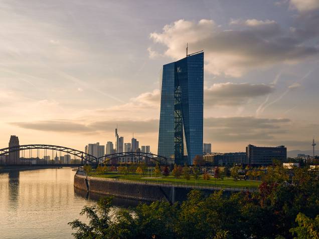 <a href="https://viajeaqui.abril.com.br/cidades/alemanha-frankfurt/" rel="Frankfurt – Alemanha" target="_blank"><strong>Frankfurt</strong></a><strong> – <a href="https://viajeaqui.abril.com.br/paises/alemanha" rel="Alemanha" target="_blank">Alemanha</a></strong> A cidade que é sede do Euro e reconhecida como um dos principais centros financeiros do mundo é também a urbe mais sustentável, de acordo com o Sustainable Cities Index. Há 25 anos, a cidade criou sua própria agência energética e começou a investir em produção de energia renovável produzida localmente. A cidade tem a meta de reduzir 10% das emissões de CO2 a cada 5 anos, o que resultará em um corte de 50% em 2030. Para realizar essa redução, a prefeitura investe em aumento de eficiência energética e redução de demanda residencial, comercial e nos setores de transporte e comunicações <a href="https://viajeaqui.abril.com.br/cidades/alemanha-frankfurt/" rel="Frankfurt – Alemanha" target="_blank"><strong>Frankfurt</strong></a><strong> – <a href="https://viajeaqui.abril.com.br/paises/alemanha" rel="Alemanha" target="_blank">Alemanha</a></strong> A cidade que é sede do Euro e reconhecida como um dos principais centros financeiros do mundo é também a urbe mais sustentável, de acordo com o Sustainable Cities Index. Há 25 anos, a cidade criou sua própria agência energética e começou a investir em produção de energia renovável produzida localmente. A cidade tem a meta de reduzir 10% das emissões de CO2 a cada 5 anos, o que resultará em um corte de 50% em 2030. Para realizar essa redução, a prefeitura investe em aumento de eficiência energética e redução de demanda residencial, comercial e nos setores de transporte e comunicações