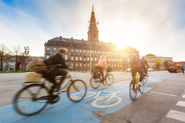 <a href="https://viajeaqui.abril.com.br/cidades/dinamarca-copenhague" rel="Copenhague – Dinamarca" target="_blank"><strong>Copenhague </strong></a><strong> – <a href="https://viajeaqui.abril.com.br/paises/dinamarca" rel="Dinamarca" target="_blank">Dinamarca</a></strong> Quando a capital dinamarquesa fechou sua principal avenida do centro para pedestres, houve protestos da população, que acharam a medida um absurdo total. Porém os anos mostraram que a movimentação na rua aumentou exponencialmente, assim como as vendas das lojas e restaurantes da região. Sem dúvidas, é excelente para os turistas, que se movimentam pela cidade a pé, de bicicleta elétrica ou de metrô, nos deslocamentos mais longos <a href="https://viajeaqui.abril.com.br/cidades/dinamarca-copenhague" rel="Copenhague – Dinamarca" target="_blank"><strong>Copenhague </strong></a><strong> – <a href="https://viajeaqui.abril.com.br/paises/dinamarca" rel="Dinamarca" target="_blank">Dinamarca</a></strong> Quando a capital dinamarquesa fechou sua principal avenida do centro para pedestres, houve protestos da população, que acharam a medida um absurdo total. Porém os anos mostraram que a movimentação na rua aumentou exponencialmente, assim como as vendas das lojas e restaurantes da região. Sem dúvidas, é excelente para os turistas, que se movimentam pela cidade a pé, de bicicleta elétrica ou de metrô, nos deslocamentos mais longos