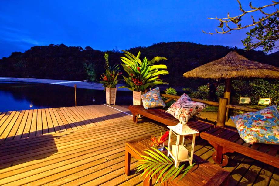 <a href="https://viajeaqui.abril.com.br/estabelecimentos/br-sp-ubatuba-hospedagem-itamambuca-eco-resort" rel="ITAMAMBUCA ECO RESORT" target="_blank"><strong>ITAMAMBUCA ECO RESORT</strong></a>O resort três-estrelas ocupa uma área de 30 000 m² de reserva ecológica em <a href="https://viajeaqui.abril.com.br/cidades/br-sp-ubatuba" rel="Ubatuba (SP)" target="_blank">Ubatuba (SP)</a>, na qual promove trilhas guiadas por biólogos e passeios para observação de aves (pagos à parte). Os pacotes de Réveillon, que vão de cinco (tarifa abaixo) a sete noites, incluem passeios de caiaque e uma sessão de massagem por quarto. Na virada, os hóspedes assistirão aos fogos enquanto são servidos drinques e canapés.<strong>Quando: </strong>em 28 de dezembro<strong>Quanto: </strong>desde R$ 9 348 por casal<strong>Quanto:</strong> cortesia para duas de até 10 anos no quarto dos pais