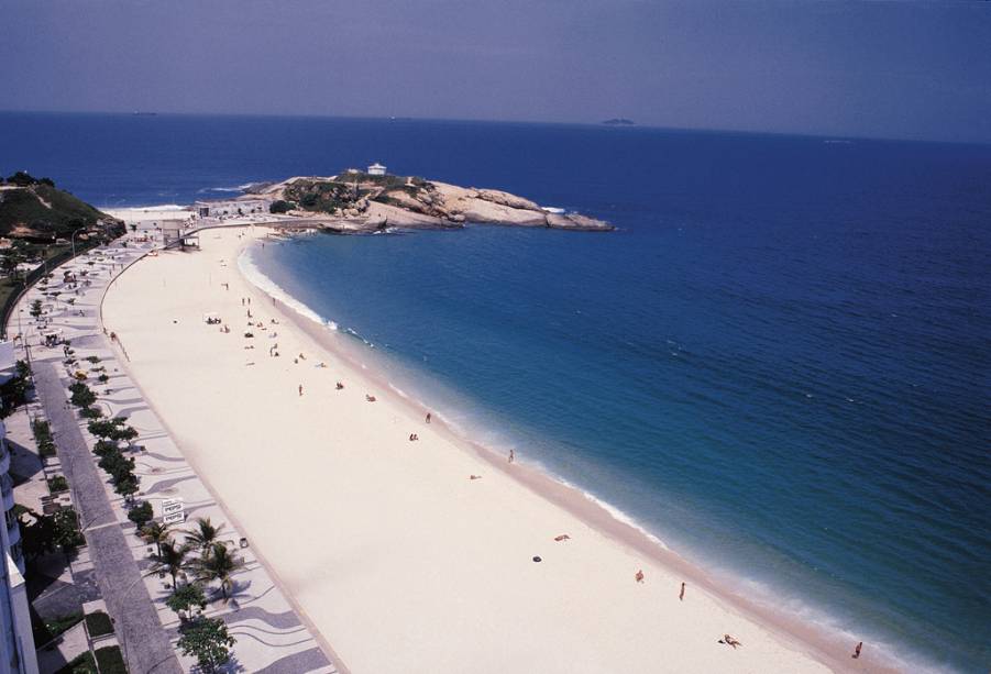 Maior ilha da Baía de Todos os Santos, a Ilha de Itaparica abriga os municípios de Itaparica, que tem algumas construções coloniais, e Vera Cruz, onde estão as praias mais frequentadas