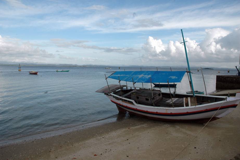 Uma das opções de passeio é o de barco pela região do chamado "Pantanal Baiano" passando por manguezal no Rio Jaguaripe, praias desertas e fontes de água doce