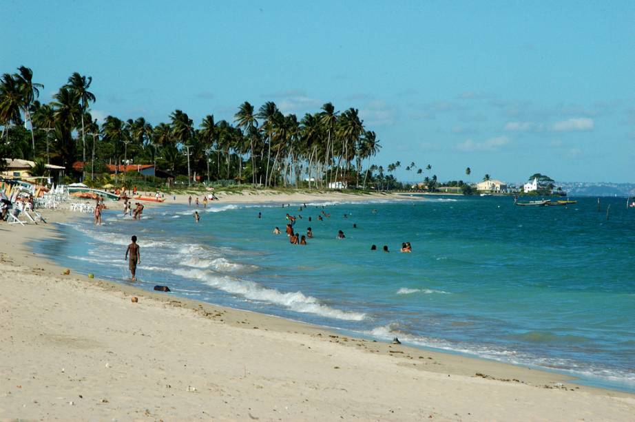 No verão, a Praia da Penha fica repleta de lanchas, jet skis e praticantes de windsurfe e kitesurfe