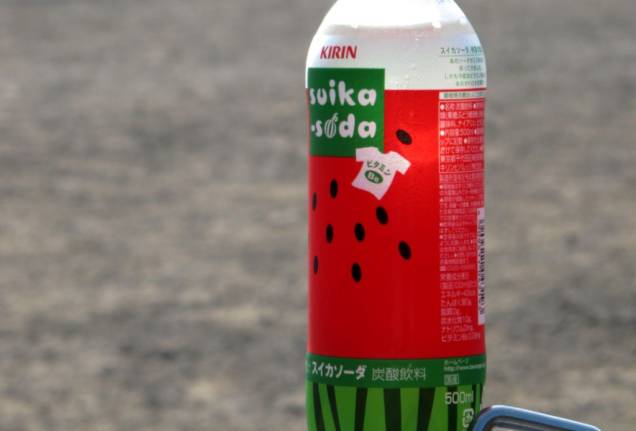 <strong>Bebidas esquisitas</strong> Quando o verão chega no <a href="https://viajeaqui.abril.com.br/paises/japao" rel="Japão" target="_blank">Japão</a>, as companhias de bebidas lançam os mais bizarros sabores – com massivas campanhas publicitárias. Novas versões de cerveja abriram o caminho para coisas ainda mais curiosas, como refrigentes com sabor melão, kiwi e melancia (foto) <strong>Bebidas esquisitas</strong> Quando o verão chega no <a href="https://viajeaqui.abril.com.br/paises/japao" rel="Japão" target="_blank">Japão</a>, as companhias de bebidas lançam os mais bizarros sabores – com massivas campanhas publicitárias. Novas versões de cerveja abriram o caminho para coisas ainda mais curiosas, como refrigentes com sabor melão, kiwi e melancia (foto)