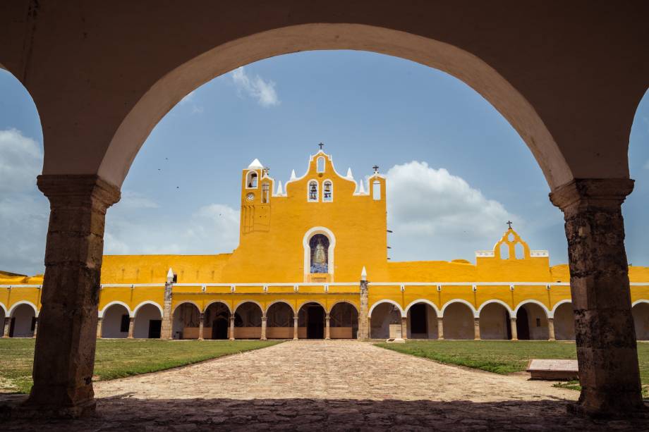 <strong>1. Izamal, México</strong> É uma cidadezinha com apenas 15 mil habitantes – e camadas de história. Para os maias, Izamal era um centro de adoração ao deus Itzamná. Mas os colonizadores espanhóis chegaram, obrigaram a população local a destruir a principal pirâmide e a construir, bem em cima do lugar em que ela estava, o mosteiro franciscano que hoje é a principal atração do lugar