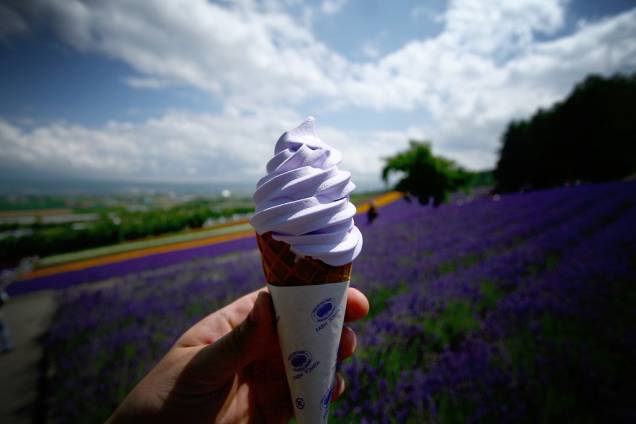 <strong>Sorvetes</strong>Furano, no centro da ilha de Hokkaido, no extremo norte do <a href="https://viajeaqui.abril.com.br/paises/japao" rel="Japão" target="_blank">Japão</a>, é um dos destinos mais agradáveis e belos do país durante o verão. Aqui, nunca é quente demais e os campos floridos atraem milhares de turistas. Uma das atrações é o sorvete de lavanda. O sabor é excelente, mas o cheiro é do pescoço da vovó.<br />Outro sabor popular é o de chá verde. Quando o inverno passa e está quente demais para tomar a bebida quente, muitos japoneses pegam a parte mais nobre das folhas, o <em>macha</em>, reservada para a cerimônia do chá, e a transforma num sorvete singular. Cafeterias ao longo do Caminho do Filósofo, em <a href="https://viajeaqui.abril.com.br/cidades/japao-kyoto" rel="Kyoto" target="_blank">Kyoto</a>, oferecem o produto<br /> <strong>Sorvetes</strong>Furano, no centro da ilha de Hokkaido, no extremo norte do <a href="https://viajeaqui.abril.com.br/paises/japao" rel="Japão" target="_blank">Japão</a>, é um dos destinos mais agradáveis e belos do país durante o verão. Aqui, nunca é quente demais e os campos floridos atraem milhares de turistas. Uma das atrações é o sorvete de lavanda. O sabor é excelente, mas o cheiro é do pescoço da vovó.<br />Outro sabor popular é o de chá verde. Quando o inverno passa e está quente demais para tomar a bebida quente, muitos japoneses pegam a parte mais nobre das folhas, o <em>macha</em>, reservada para a cerimônia do chá, e a transforma num sorvete singular. Cafeterias ao longo do Caminho do Filósofo, em <a href="https://viajeaqui.abril.com.br/cidades/japao-kyoto" rel="Kyoto" target="_blank">Kyoto</a>, oferecem o produto<br />