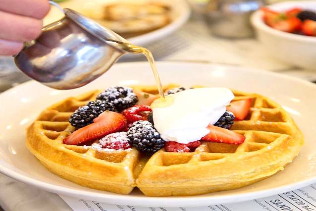 <strong><a href="https://jackswifefreda.com/" rel="Jacks Wife Freda" target="_blank">Jacks Wife Freda</a></strong> A casa oferece ótimas opções para café da manhã e brunch, com <strong>waffles</strong> e panquecas bem saborosos. Se a opção é passar por aqui à tarde ou à noite, também há saladas e sanduíches. <em>50 Carmine Street, 10014</em> e <em>224 Lafayette Street, 10012</em> <strong><a href="https://jackswifefreda.com/" rel="Jacks Wife Freda" target="_blank">Jacks Wife Freda</a></strong> A casa oferece ótimas opções para café da manhã e brunch, com <strong>waffles</strong> e panquecas bem saborosos. Se a opção é passar por aqui à tarde ou à noite, também há saladas e sanduíches. <em>50 Carmine Street, 10014</em> e <em>224 Lafayette Street, 10012</em>