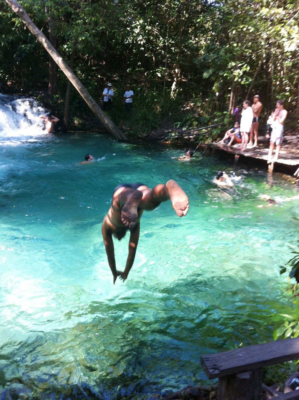 O po&ccedil;o da <a href="https://turismo.to.gov.br/regioes-turisticas/encantos-do-jalapao/principais-atrativos/mateiros/cachoeira-do-formiga/" target="_blank" rel="noopener"><strong>Cachoeira do Formiga</strong></a>, no Parque Estadual do Jalap&atilde;o, tem um fundo de areia calc&aacute;rea - o que d&aacute; a cor azul-turquesa da &aacute;gua