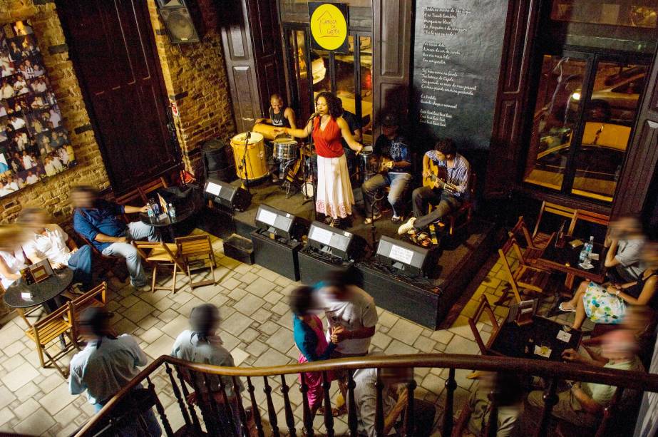 <strong>PARA OUVIR SAMBA</strong> <strong><a href="https://barcariocadagema.com.br/" target="_blank" rel="noopener">Carioca da Gema</a> </strong>A casa de samba abriu as portas em 2000, em um momento de revitalização da <a href="https://viajeaqui.abril.com.br/estabelecimentos/br-rj-rio-de-janeiro-atracao-lapa" target="_blank" rel="noopener">Lapa</a>, e se firmou nestes últimos 16 anos como destino frequentado por cariocas e turistas. Em um casarão restaurado na principal avenida do bairro, tem salão com palco, pé-direito alto e decoração rústica, mezanino com vista para os músicos e um espaço mais tranquilo no segundo piso. Os shows rolam todas as noites (confira a programação no site). Na sobreloja de um imóvel anexo funciona uma pizzaria, dos mesmos donos <em>Av. Mem de Sá, 79 (Lapa), (21) 2221-0043</em> <strong>PARA OUVIR SAMBA</strong> <strong><a href="https://barcariocadagema.com.br/" target="_blank" rel="noopener">Carioca da Gema</a> </strong>A casa de samba abriu as portas em 2000, em um momento de revitalização da <a href="https://viajeaqui.abril.com.br/estabelecimentos/br-rj-rio-de-janeiro-atracao-lapa" target="_blank" rel="noopener">Lapa</a>, e se firmou nestes últimos 16 anos como destino frequentado por cariocas e turistas. Em um casarão restaurado na principal avenida do bairro, tem salão com palco, pé-direito alto e decoração rústica, mezanino com vista para os músicos e um espaço mais tranquilo no segundo piso. Os shows rolam todas as noites (confira a programação no site). Na sobreloja de um imóvel anexo funciona uma pizzaria, dos mesmos donos <em>Av. Mem de Sá, 79 (Lapa), (21) 2221-0043</em>