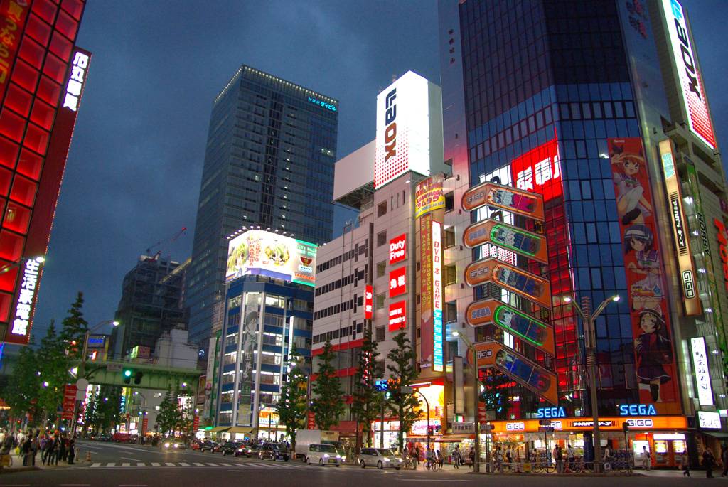 Vista noturna do bairro de Akihabara, em Tóquio Vista noturna do bairro de Akihabara, em Tóquio