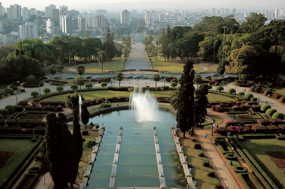 Jardim do <a href="https://viajeaqui.abril.com.br/estabelecimentos/br-sp-sao-paulo-atracao-museu-paulista-do-ipiranga" rel="Museu Paulista"><strong>Museu Paulista</strong></a>, no Ipiranga, São Paulo, foi projetado pelo paisagista belga Arsenius Puttemanem, em estilo francês, no início do século 20