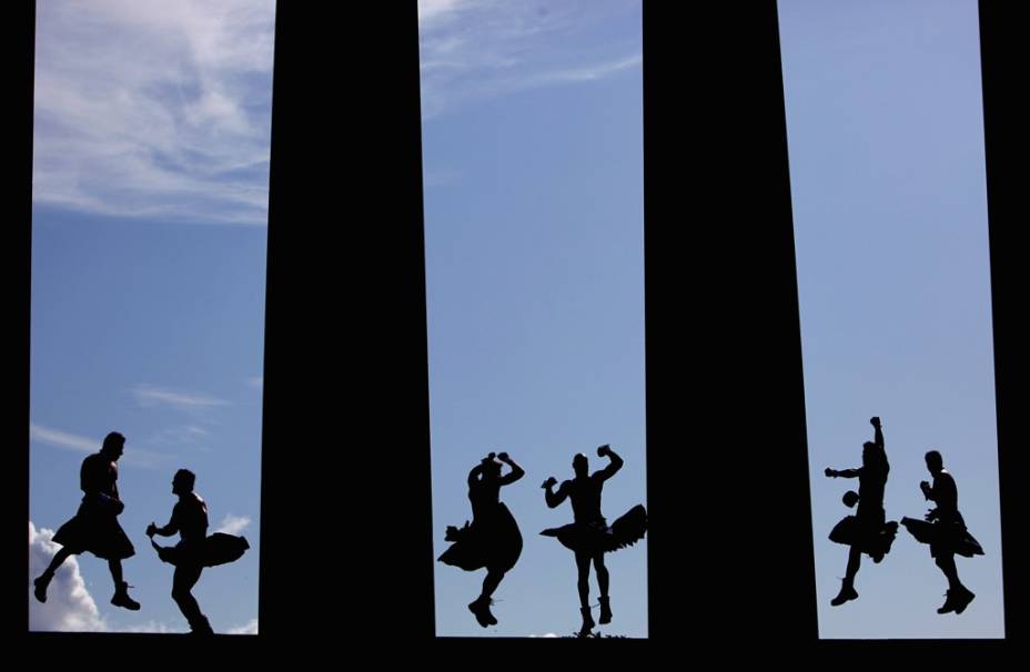 <strong>8. Festival Internacional de Edimburgo, Esc&oacute;cia</strong><br />  Por algumas semanas t&ecirc;m-se a impress&atilde;o de que Edimburgo &eacute; a capital mundial da cultura. N&atilde;o h&aacute; como n&atilde;o satisfazer o gosto de quem a visita. Performances de rua, <strong>teatro</strong>, mostras de <strong>cinema</strong>, <strong>dan&ccedil;a </strong>cl&aacute;ssica, contempor&acirc;nea e internacional, marionetes e exposi&ccedil;&otilde;es s&atilde;o uma pequena mostra do que encontrar por aqui. Os <strong>shows </strong>de m&uacute;sica podem reunir bandas de gaita de foles, percussionistas japoneses ou tocadores de <em>didgeridoo </em>da Austr&aacute;lia. &Eacute; divers&atilde;o na certa.    <strong>Onde: </strong><a href="https://viajeaqui.abril.com.br/cidades/escocia-edimburgo" rel="Edimburgo" target="_blank">Edimburgo</a>, <a href="https://viajeaqui.abril.com.br/paises/escocia" rel="Esc&oacute;cia" target="_blank">Esc&oacute;cia</a>. <strong>Quando: </strong>9/Ago-2/Set&nbsp;