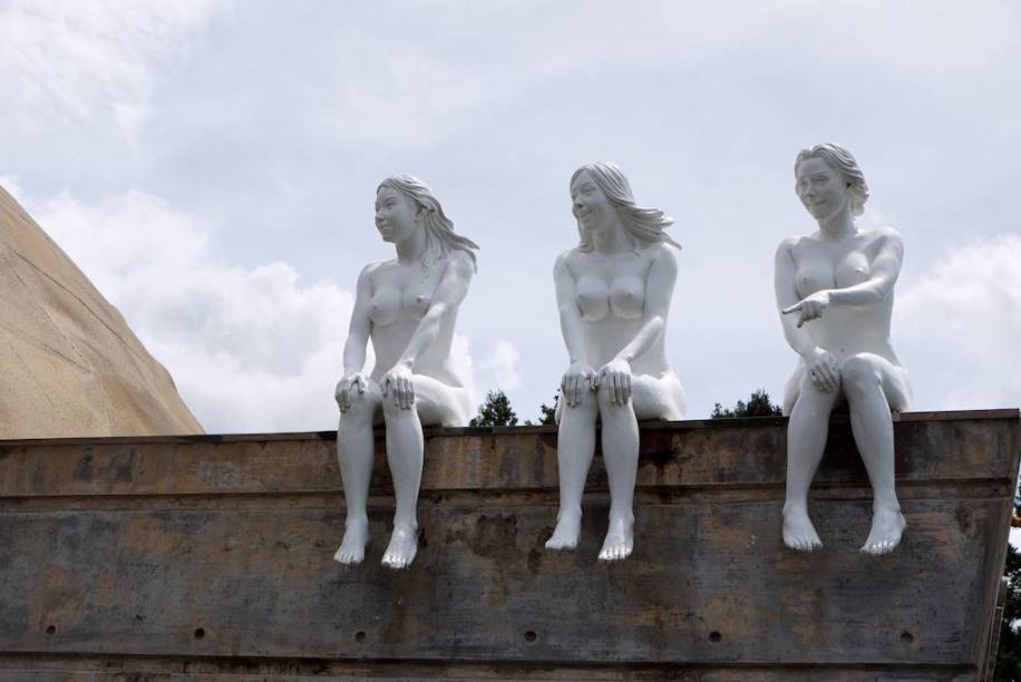 Em uma cultura onde o pudor vigora, o <strong>Jeju Loveland</strong> é uma espécie de refúgio para ver, rir e falar sobre sexo. Esse parque foi aberto em 2004 na Coreia do Sul e é repleto de esculturas – estáticas e interativas – de posições sexuais, pênis e vaginas.<br /> <br /> Ao todo, são 140 obras que se somam a filmes educativos sobre o assunto, mostras interativas, como o “ciclo de masturbação”, e exposições periódicas de artistas coreanos. Só maiores de 18 anos podem visitar o parque, mas o Jeju Loveland tem um espaço de playground para pais que quiserem deixar os filhos brincando enquanto passeiam. Em uma cultura onde o pudor vigora, o <strong>Jeju Loveland</strong> é uma espécie de refúgio para ver, rir e falar sobre sexo. Esse parque foi aberto em 2004 na Coreia do Sul e é repleto de esculturas – estáticas e interativas – de posições sexuais, pênis e vaginas.<br /> <br /> Ao todo, são 140 obras que se somam a filmes educativos sobre o assunto, mostras interativas, como o “ciclo de masturbação”, e exposições periódicas de artistas coreanos. Só maiores de 18 anos podem visitar o parque, mas o Jeju Loveland tem um espaço de playground para pais que quiserem deixar os filhos brincando enquanto passeiam.