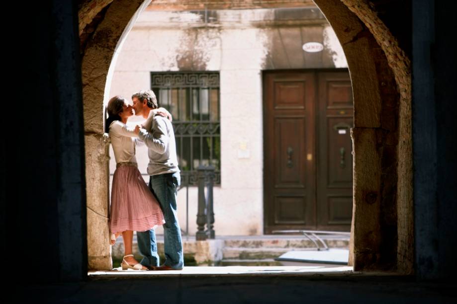 <strong><a href="https://viajeaqui.abril.com.br/cidades/italia-veneza" rel="Veneza" target="_blank">Veneza</a>, Itália</strong> Há quem diga que <a href="https://viajeaqui.abril.com.br/cidades/italia-veneza" rel="Veneza " target="_blank">Veneza</a> não é charmosa, tampouco romântica. Que a cidade vai afundar e, além disso, cheira mal. Mas, encurralados por uma galeria sem saída, sob a proteção de um canal e com vistas da laguna, de San Giorgio Maggiore ou de Santa Maria della Salute, um casal tem que ter um coração muito peludo para não se deixar encantar por tudo isso. E, afinal, aqui é a terra de Giacomo Casanova, um sujeito tão bom de lábia quanto seu conterrâneo Marco Polo <strong><a href="https://viajeaqui.abril.com.br/cidades/italia-veneza" rel="Veneza" target="_blank">Veneza</a>, Itália</strong> Há quem diga que <a href="https://viajeaqui.abril.com.br/cidades/italia-veneza" rel="Veneza " target="_blank">Veneza</a> não é charmosa, tampouco romântica. Que a cidade vai afundar e, além disso, cheira mal. Mas, encurralados por uma galeria sem saída, sob a proteção de um canal e com vistas da laguna, de San Giorgio Maggiore ou de Santa Maria della Salute, um casal tem que ter um coração muito peludo para não se deixar encantar por tudo isso. E, afinal, aqui é a terra de Giacomo Casanova, um sujeito tão bom de lábia quanto seu conterrâneo Marco Polo