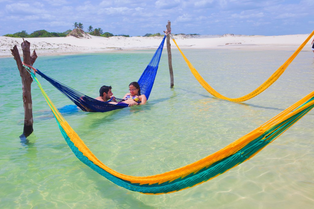 <strong>Jericoacoara (CE)&nbsp;</strong>A praia tem um dos pores do sol mais bonitos do Brasil e larga faixa de areia para passear de m&atilde;os dadas enquanto o c&eacute;u se colore de todas as cores at&eacute; escurecer. As redes instaladas no meio do mar azul turquesa convidam ao relaxamento completo e, se o calor apertar, basta dar um mergulho nas &aacute;guas rasas e tranquilas (e voltar pra rede). O clima quente &eacute; amenizado pelos ventos frescos (n&atilde;o precisa nem levar secador de cabelo!), que tamb&eacute;m favorecem a pr&aacute;tica de kite e windsurfe. Jeri tem op&ccedil;&otilde;es de hospedagens para todos os bolsos e gostos. A <a href="https://www.booking.com/hotel/br/pousada-jeriba.pt-br.html?aid=332455;sid=14fcbdfa23db223e04a3ec34ecada6b2;checkin=2017-10-09;checkout=2017-10-11;dest_id=-649321;dest_type=city;dist=0;group_adults=2;hapos=1;hpos=1;room1=A%2CA;sb_price_type=total;soh=1;soldout=0%2C0;srepoch=1507586085;srfid=ca8fa78a3dd0b708f9e16342de27bf146a1c506dX1;srpvid=05079a114dad0033;type=total;ucfs=1�_availability_msg" target="_blank" rel="noopener">Pousada Jerib&aacute;</a> tem tudo para seus dias serem inesquec&iacute;veis. Eleita Melhor Pousada pelo Pr&ecirc;mio Viagem e Turismo 2017/2018, a localiza&ccedil;&atilde;o n&atilde;o poderia ser melhor: distante do (cada vez mais) tumultuado centrinho e &agrave; beira-mar.&nbsp;<em><a href="https://www.booking.com/searchresults.pt-br.html?aid=332455&lang=pt-br&sid=eedbe6de09e709d664615ac6f1b39a5d&sb=1&src=index&src_elem=sb&error_url=https%3A%2F%2Fwww.booking.com%2Findex.pt-br.html%3Faid%3D332455%3Bsid%3Deedbe6de09e709d664615ac6f1b39a5d%3Bsb_price_type%3Dtotal%26%3B&ss=Jericoacoara%2C+Cear%C3%A1%2C+Brasil&checkin_monthday=&checkin_month=&checkin_year=&checkout_monthday=&checkout_month=&checkout_year=&no_rooms=1&group_adults=2&group_children=0&from_sf=1&ss_raw=Jericoacoara+&ac_position=0&ac_langcode=xb&dest_id=-649321&dest_type=city&search_pageview_id=636571a2b57100a2&search_selected=true&search_pageview_id=636571a2b57100a2&ac_suggestion_list_length=5&ac_suggestion_theme_list_length=0" target="_blank" rel="noopener">Busque hospedagens em Jericoacoara</a></em>