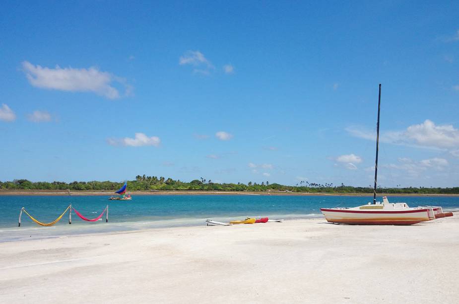 O ar rústico permanece na, hoje, popular Jericoacoara. Cenários locais clássicos como a Duna do Pôr do Sol não perderam a beleza de alguns anos atrás. <a href="https://www.booking.com/searchresults.pt-br.html?aid=332455&lang=pt-br&sid=eedbe6de09e709d664615ac6f1b39a5d&sb=1&src=searchresults&src_elem=sb&error_url=https%3A%2F%2Fwww.booking.com%2Fsearchresults.pt-br.html%3Faid%3D332455%3Bsid%3Deedbe6de09e709d664615ac6f1b39a5d%3Bcity%3D900048482%3Bclass_interval%3D1%3Bdest_id%3D-647482%3Bdest_type%3Dcity%3Bdtdisc%3D0%3Bfrom_sf%3D1%3Bgroup_adults%3D2%3Bgroup_children%3D0%3Binac%3D0%3Bindex_postcard%3D0%3Blabel_click%3Dundef%3Bno_rooms%3D1%3Boffset%3D0%3Bpostcard%3D0%3Braw_dest_type%3Dcity%3Broom1%3DA%252CA%3Bsb_price_type%3Dtotal%3Bsearch_selected%3D1%3Bsrc%3Dsearchresults%3Bsrc_elem%3Dsb%3Bss%3DItacar%25C3%25A9%252C%2520%25E2%2580%258BBahia%252C%2520%25E2%2580%258BBrasil%3Bss_all%3D0%3Bss_raw%3DItacar%25C3%25A9%3Bssb%3Dempty%3Bsshis%3D0%3Bssne_untouched%3DFernando%2520de%2520Noronha%26%3B&ss=Jericoacoara%2C+%E2%80%8BCear%C3%A1%2C+%E2%80%8BBrasil&ssne=Itacar%C3%A9&ssne_untouched=Itacar%C3%A9&city=-647482&checkin_monthday=&checkin_month=&checkin_year=&checkout_monthday=&checkout_month=&checkout_year=&no_rooms=1&group_adults=2&group_children=0&highlighted_hotels=&from_sf=1&ss_raw=Jericoacoara&ac_position=0&ac_langcode=xb&dest_id=-649321&dest_type=city&search_pageview_id=a0ca70ba13da0174&search_selected=true&search_pageview_id=a0ca70ba13da0174&ac_suggestion_list_length=5&ac_suggestion_theme_list_length=0" target="_blank" rel="noopener"><em>Busque hospedagens em Jericoacoara </em></a>