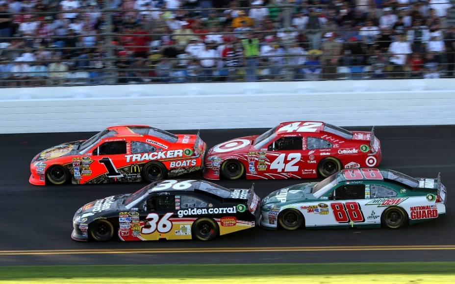 <strong>2. NASCAR Daytona 500</strong><br /> O circuito de corridas de stock-cars <strong>NASCAR </strong>nunca foi muito popular fora dos <strong><a href="https://viajeaqui.abril.com.br/paises/estados-unidos" rel="Estados Unidos" target="_blank">Estados Unidos</a></strong>. Suas provas são concorridíssimas no centro-sul americano e só ganharam alguma notoriedade no exterior com produções hollywoodianas como <strong><em>Dias de Trovão </em></strong>(com <strong>Tom Cruise </strong>e <strong>Robert Duvall</strong>) e a animação <strong><em>Carros</em></strong>, da <strong>Pixar </strong>(kachow!). Mas o cenário está mudando. Ultrapassagens ousadas, colisões e chegadas apertadas são parte do repertório. Nos EUA, a NASCAR já é considerada o quinto esporte mais popular, atrás do futebol americano, beisebol, basquete e hóquei no gelo. Isso, definitivamente, não é pouco.<br /> Apesar de não ter o glamour de um <strong>GP de Mônaco </strong>ou das <strong>500 Milhas de Indianápolis</strong>, a prova Daytona 500 é o ápice da temporada e a prova mais prestigiada do circuito. A grande atração deste ano é a presença da queridinha dos amantes do automobilismo, <strong>Danica Patrick</strong>, que está migrando dos monopostos da <strong>Indy </strong>para os stock-cars.<br /> <strong>Atualização: </strong>Danica bateu e saiu logo de cara. O vencedor foi Matt Kenseth<br /> <br /> <strong>Onde: </strong>Daytona Beach, Flórida, EUA<br /> <strong>Quando:</strong> 24 de Fevereiro de 2013<br /> <strong>Ingressos: </strong><a href="https://www.daytonainternationalspeedway.com" rel="www.daytonainternationalspeedway.com" target="_blank">www.daytonainternationalspeedway.com</a> <strong>2. NASCAR Daytona 500</strong><br /> O circuito de corridas de stock-cars <strong>NASCAR </strong>nunca foi muito popular fora dos <strong><a href="https://viajeaqui.abril.com.br/paises/estados-unidos" rel="Estados Unidos" target="_blank">Estados Unidos</a></strong>. Suas provas são concorridíssimas no centro-sul americano e só ganharam alguma notoriedade no exterior com produções hollywoodianas como <strong><em>Dias de Trovão </em></strong>(com <strong>Tom Cruise </strong>e <strong>Robert Duvall</strong>) e a animação <strong><em>Carros</em></strong>, da <strong>Pixar </strong>(kachow!). Mas o cenário está mudando. Ultrapassagens ousadas, colisões e chegadas apertadas são parte do repertório. Nos EUA, a NASCAR já é considerada o quinto esporte mais popular, atrás do futebol americano, beisebol, basquete e hóquei no gelo. Isso, definitivamente, não é pouco.<br /> Apesar de não ter o glamour de um <strong>GP de Mônaco </strong>ou das <strong>500 Milhas de Indianápolis</strong>, a prova Daytona 500 é o ápice da temporada e a prova mais prestigiada do circuito. A grande atração deste ano é a presença da queridinha dos amantes do automobilismo, <strong>Danica Patrick</strong>, que está migrando dos monopostos da <strong>Indy </strong>para os stock-cars.<br /> <strong>Atualização: </strong>Danica bateu e saiu logo de cara. O vencedor foi Matt Kenseth<br /> <br /> <strong>Onde: </strong>Daytona Beach, Flórida, EUA<br /> <strong>Quando:</strong> 24 de Fevereiro de 2013<br /> <strong>Ingressos: </strong><a href="https://www.daytonainternationalspeedway.com" rel="www.daytonainternationalspeedway.com" target="_blank">www.daytonainternationalspeedway.com</a>
