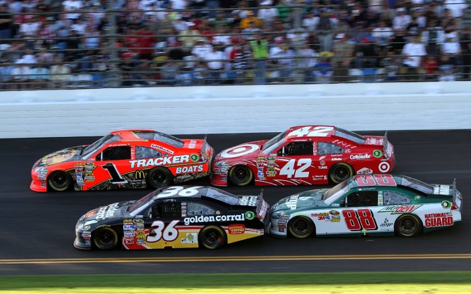 <strong>2. NASCAR Daytona 500</strong><br />    O circuito de corridas de stock-cars <strong>NASCAR </strong>nunca foi muito popular fora dos <strong><a href="https://viajeaqui.abril.com.br/paises/estados-unidos" rel="Estados Unidos" target="_blank">Estados Unidos</a></strong>. Suas provas são concorridíssimas no centro-sul americano e só ganharam alguma notoriedade no exterior com produções hollywoodianas como <strong><em>Dias de Trovão </em></strong>(com <strong>Tom Cruise </strong>e <strong>Robert Duvall</strong>) e a animação <strong><em>Carros</em></strong>, da <strong>Pixar </strong>(kachow!). Mas o cenário está mudando. Ultrapassagens ousadas, colisões e chegadas apertadas são parte do repertório. Nos EUA, a NASCAR já é considerada o quinto esporte mais popular, atrás do futebol americano, beisebol, basquete e hóquei no gelo. Isso, definitivamente, não é pouco.<br />    Apesar de não ter o glamour de um <strong>GP de Mônaco </strong>ou das <strong>500 Milhas de Indianápolis</strong>, a prova Daytona 500 é o ápice da temporada e a prova mais prestigiada do circuito. A grande atração deste ano é a presença da queridinha dos amantes do automobilismo, <strong>Danica Patrick</strong>, que está migrando dos monopostos da <strong>Indy </strong>para os stock-cars.<br />    <strong>Atualização: </strong>Danica bateu e saiu logo de cara. O vencedor foi Matt Kenseth<br />    <br />    <strong>Onde: </strong>Daytona Beach, Flórida, EUA<br />    <strong>Quando:</strong> 24 de Fevereiro de 2013<br />    <strong>Ingressos: </strong><a href="https://www.daytonainternationalspeedway.com" rel="www.daytonainternationalspeedway.com" target="_blank">www.daytonainternationalspeedway.com</a>