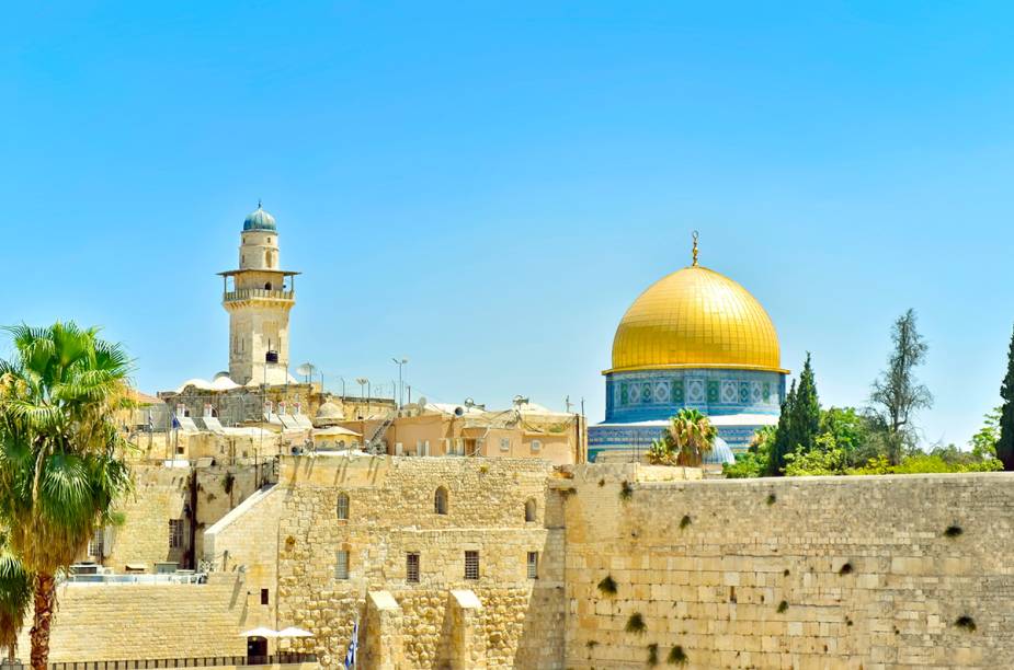 <a href="https://viajeaqui.abril.com.br/cidades/israel-jerusalem" rel="JERUSALÉM " target="_blank"><strong>JERUSALÉM </strong></a>Sagrada para as três principais religiões monoteístas do mundo, <a href="https://viajeaqui.abril.com.br/cidades/israel-jerusalem" rel="Jerusalém" target="_blank">Jerusalém</a> é também um lugar tenso. A cidade ainda é objeto de disputa entre<a href="https://viajeaqui.abril.com.br/paises/israel" rel=" Israel" target="_blank"> Israel</a> (que a controla política e militarmente) e políticos e militantes palestinos, que afirmam que Jerusalém deveria ser capital de um futuro Estado palestino.