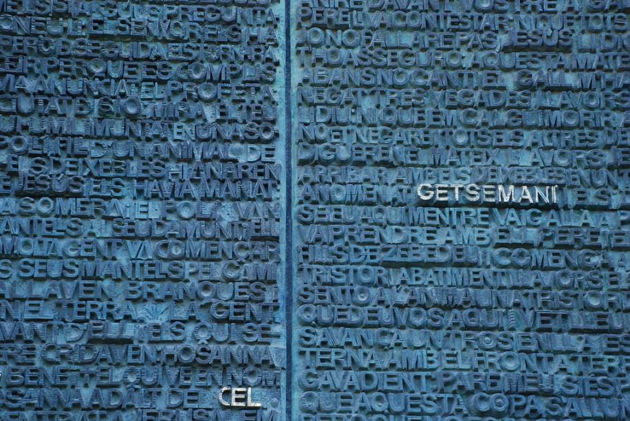 A Sagrada Família, muito mais que uma obra de Antoní Gaudí, é o entrocamento colaborativo de centenas de arquitetos, engenheiros e artistas plásticos. São tantos os detalhes (como a Porta da Paixão, na foto) e simbolismos que uma visita cuidadosa levaria horas. Crédito: JetSetWilly/CC A Sagrada Família, muito mais que uma obra de Antoní Gaudí, é o entrocamento colaborativo de centenas de arquitetos, engenheiros e artistas plásticos. São tantos os detalhes (como a Porta da Paixão, na foto) e simbolismos que uma visita cuidadosa levaria horas. Crédito: JetSetWilly/CC