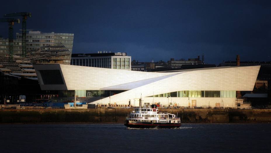 <strong>Museum of Liverpool, Reino Unido</strong>            <a href="https://viajeaqui.abril.com.br/cidades/reino-unido-liverpool" rel="Liverpool ">Liverpool </a>tem bem mais a oferecer que tours fajutos dos Fab Four. Seu conjunto notável de museus é capitaneado pelo Museum of Liverpool, dedicado à história local, patrimônio da humanidade pela Unesco. O projeto ficou a cargo da 3XN, escritório que ganhou notoriedade com a premiada sala de concertos Muziekgebouw aan t IJ de <a href="https://viajeaqui.abril.com.br/cidades/holanda-amsterda" rel="Amsterdã">Amsterdã</a>