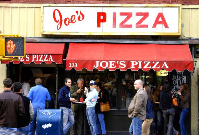 <strong>13. <a href="https://www.joespizzanyc.com/" rel="Joe’s Pizza" target="_blank">Joe’s Pizza</a></strong> Se você deseja comer uma legítima pizza nova-iorquina, esse é o lugar certo. Afinal, ela é uma das pizzas mais famosas, tradicionais e baratas da cidade. Por aqui, a todo momento, saem pizzas quentinhas e bem servidas <strong>13. <a href="https://www.joespizzanyc.com/" rel="Joe’s Pizza" target="_blank">Joe’s Pizza</a></strong> Se você deseja comer uma legítima pizza nova-iorquina, esse é o lugar certo. Afinal, ela é uma das pizzas mais famosas, tradicionais e baratas da cidade. Por aqui, a todo momento, saem pizzas quentinhas e bem servidas