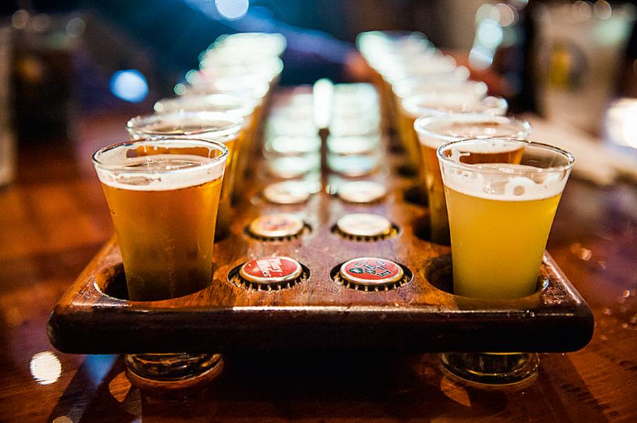 <strong>8. Não gastar muito</strong>Os preços das brejas californianas equivalem aos dos bares de cervejas "especiais" no Brasil. Lá, a bebida vem em pints (generosos copos de 473 ml) ou flights (bandejas de degustação com copos de 118 ml), mas, se você estiver indeciso, nem precisa pagar um flight: vá ao balcão e peça amostras grátis. <strong>8. Não gastar muito</strong>Os preços das brejas californianas equivalem aos dos bares de cervejas "especiais" no Brasil. Lá, a bebida vem em pints (generosos copos de 473 ml) ou flights (bandejas de degustação com copos de 118 ml), mas, se você estiver indeciso, nem precisa pagar um flight: vá ao balcão e peça amostras grátis.