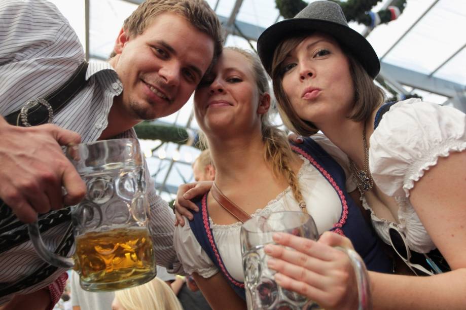 <strong>10. Oktoberfest, Alemanha</strong>    A festa de outubro começa em setembro. Uma verdadeira ode à cerveja e à alegria, tudo começou com as comemorações do casamento do príncipe Ludwig e a princesa Teresa da Baviera, em 1810. Carrosséis e montanhas-russas são só o pano de fundo para joelhos de porco, salsichões, chucrute e canecões de cerveja servidos nos barracões armados nos 42 hectares de Theresienwiese, em <strong>Munique</strong>. A festa deu origem a festas semelhantes, como a de <strong><a href="https://viajeaqui.abril.com.br/cidades/br-sc-blumenau" rel="Blumenau" target="_blank">Blumenau</a>, <a href="https://viajeaqui.abril.com.br/estados/br-santa-catarina" rel="Santa Catarina" target="_blank">Santa Catarina</a></strong>.    <strong>Onde: </strong><a href="https://viajeaqui.abril.com.br/cidades/alemanha-munique" rel="Munique" target="_blank">Munique</a>, <a href="https://viajeaqui.abril.com.br/paises/alemanha" rel="Alemanha" target="_blank">Alemanha</a>.<strong> Quando:</strong> 22/Set a 7/Out 